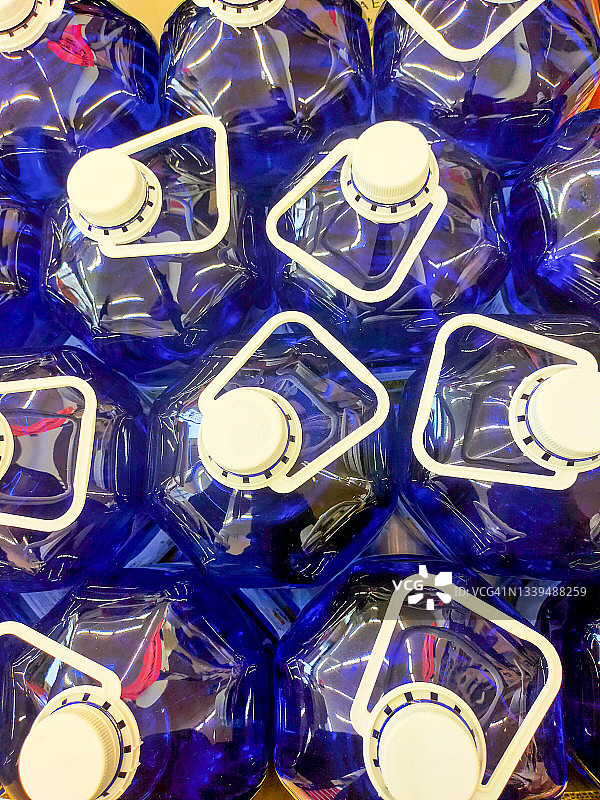 多个玻璃水瓶图片素材