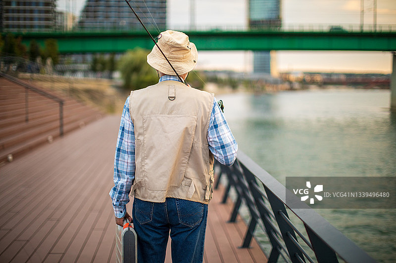 年长的男人在市区钓鱼图片素材