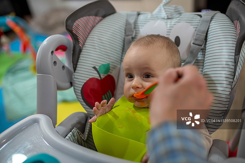 爷爷喂快乐的小男孩图片素材