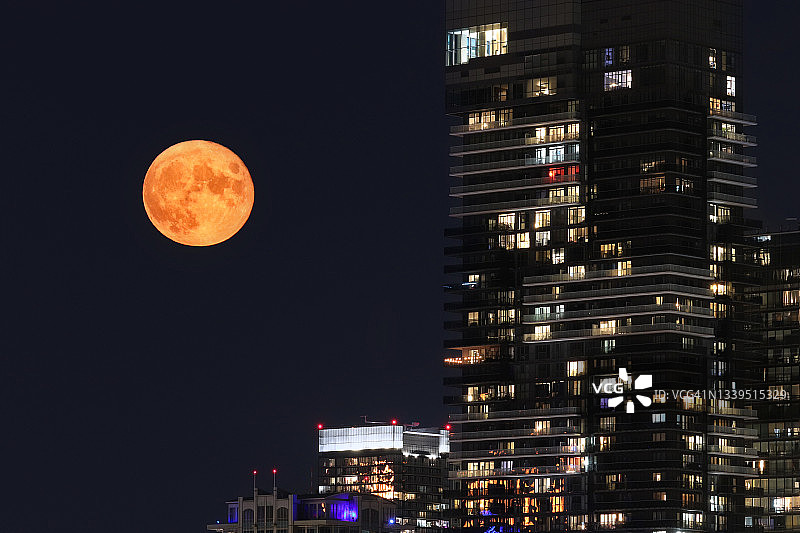 大城市满月升起图片素材