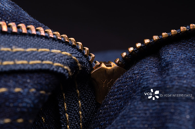 未拉拉链的蓝色牛仔裤图片素材