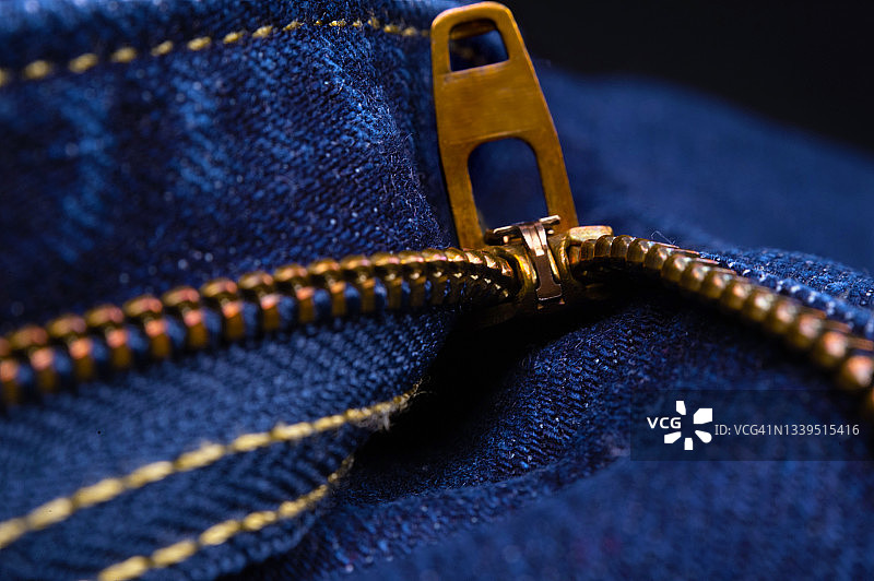 未拉拉链的蓝色牛仔裤图片素材