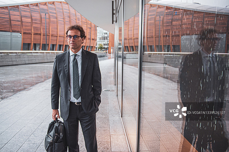 城市中的商务男士肖像图片素材