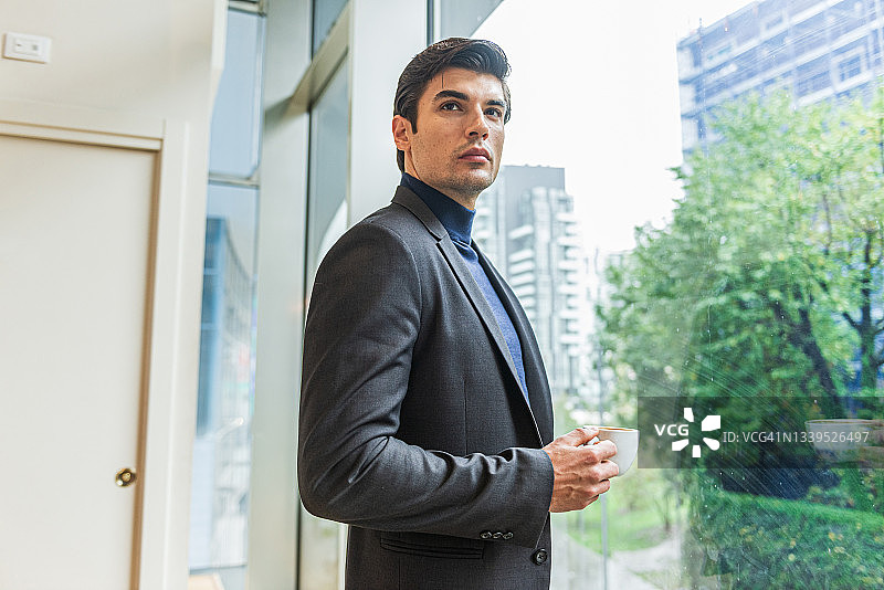 咖啡馆里的优雅商务男士图片素材