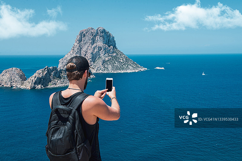 在伊维萨岛享受暑假的年轻男人图片素材