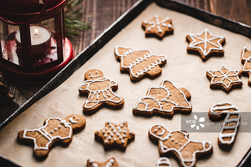 新鲜出炉的圣诞姜饼饼干图片素材