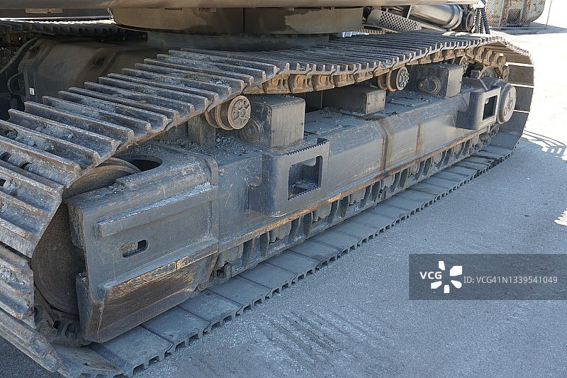 重型工程车辆的移动履带和车轮图片素材