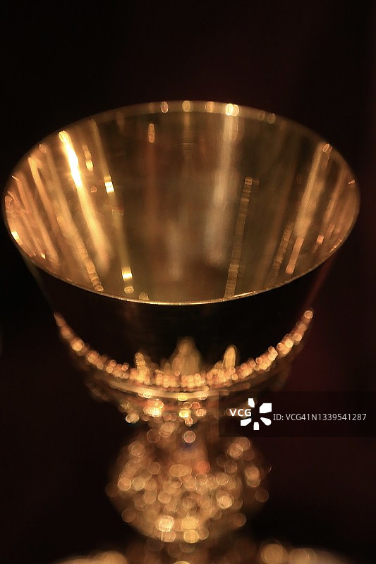 祭酒用金色圣杯图片素材