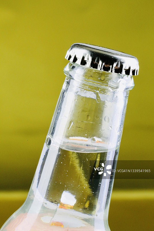 透明玻璃瓶中的苏打饮料图片素材