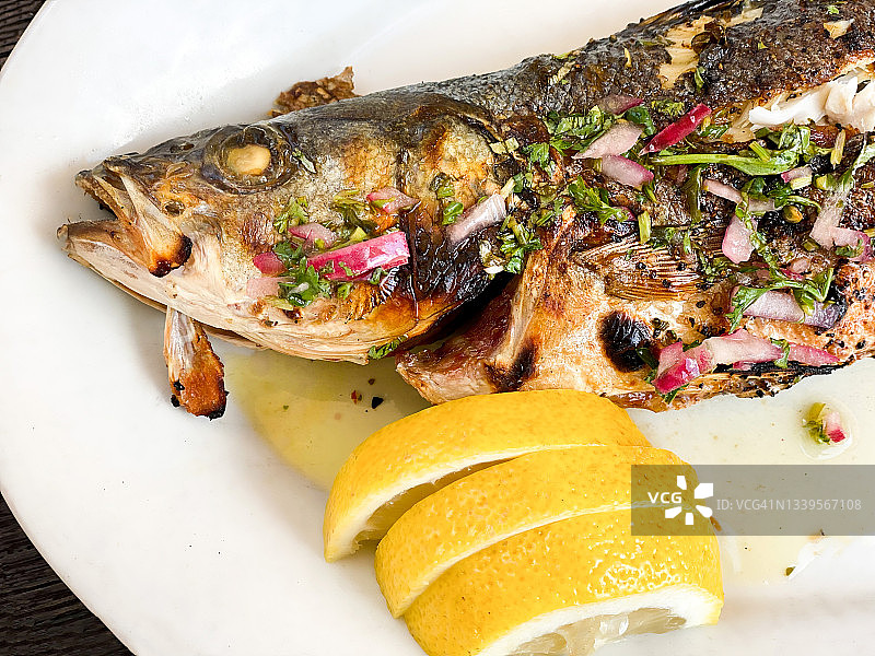 烤整条欧洲鲈鱼（白色餐盘）图片素材