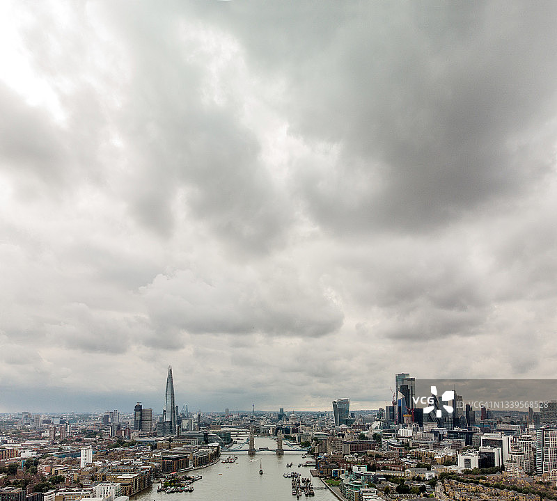伦敦塔桥和城市天际线图片素材