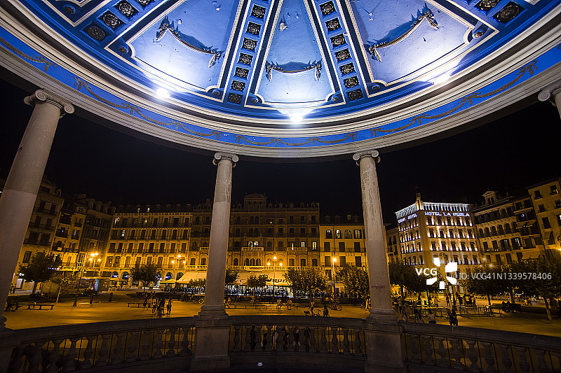 西班牙巴斯克地区潘普洛纳城堡广场和城镇景观图片素材