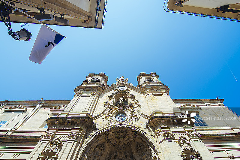 圣玛丽亚颂歌大教堂和圣塞巴斯蒂安旗帜图片素材