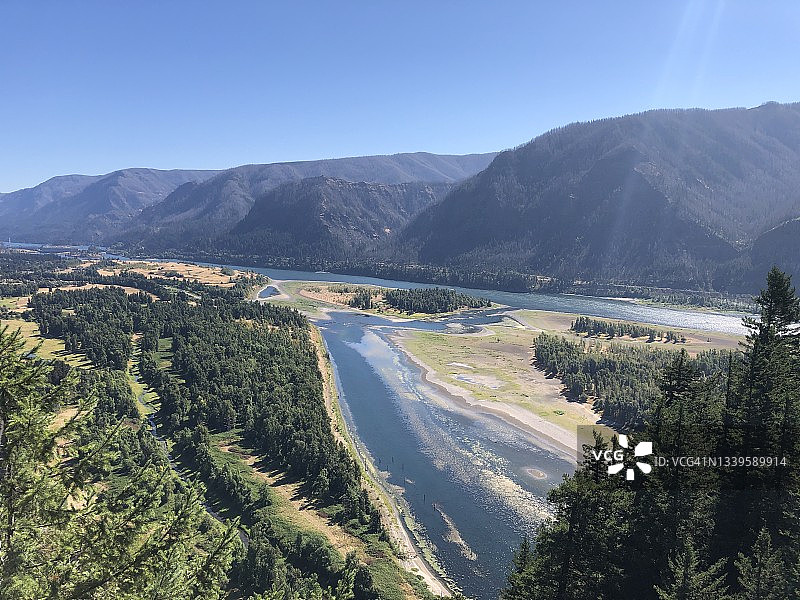 从华盛顿州斯卡马尼亚比肯岩峰顶看到的哥伦比亚河景色图片素材