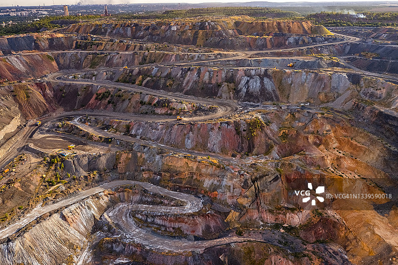 铁矿露天矿场和重型采矿设备航拍图片素材