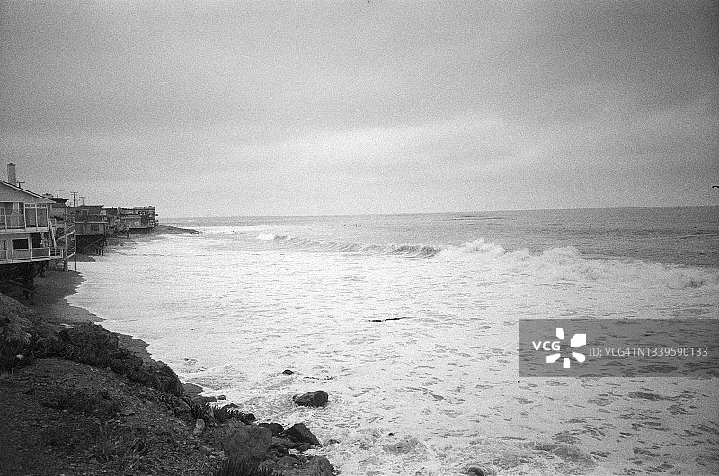 黑白35毫米胶片拍摄的加利福尼亚州马里布海岸线图片素材