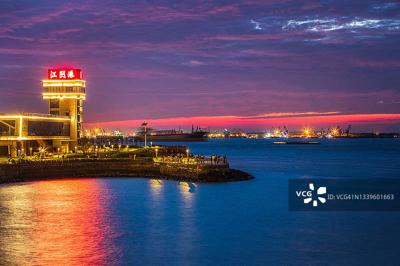 夜幕下的中国江苏江阴长江码头图片素材