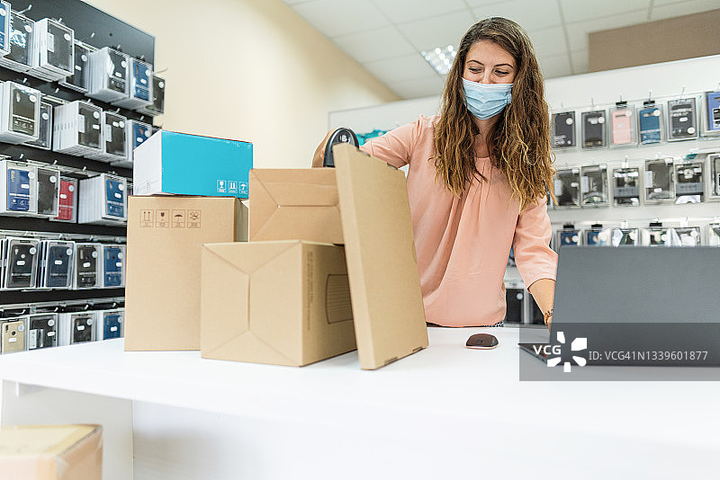 女售货员整理在线配送图片素材