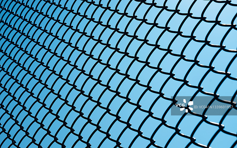 蓝天下的金属丝围栏图片素材