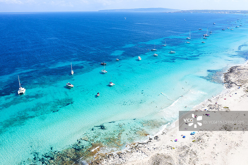 在西班牙福门特拉岛伊列塔斯享受日光浴的人们图片素材