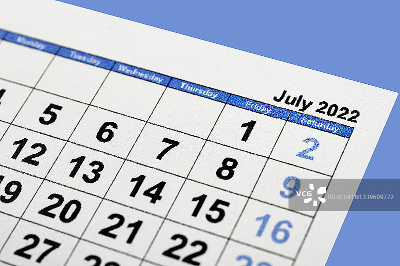 蓝色背景上的2022年7月日历，用于规划和提醒图片素材