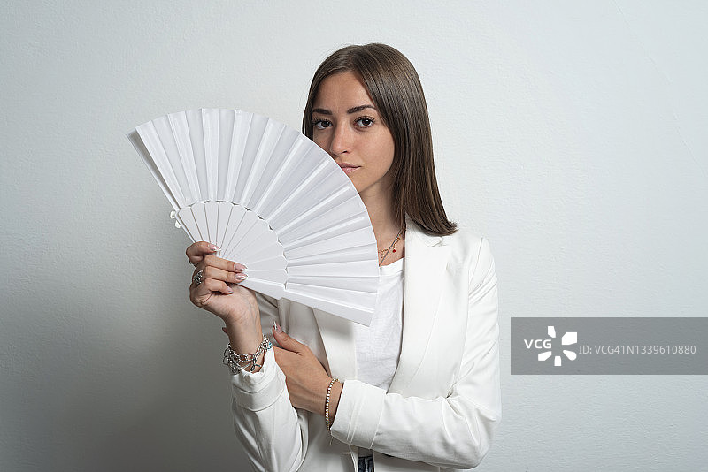 拿着扇子的年轻女人图片素材