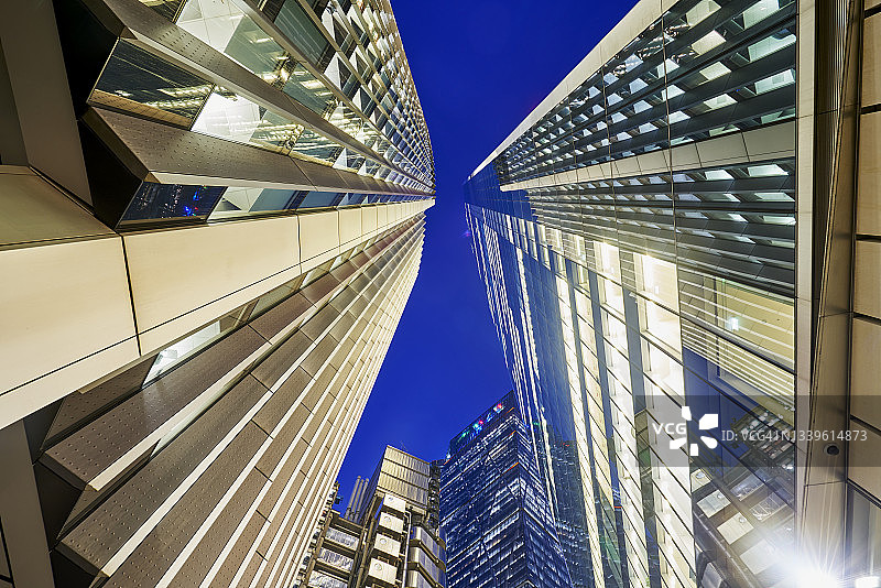 仰视角度拍摄的伦敦利物浦街夜景，远处为劳合社大厦、芬丘奇街20号大厦图片素材