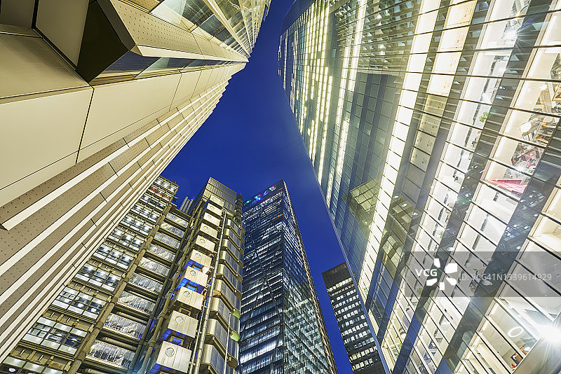 仰视角度拍摄的伦敦利物浦街夜景，远处为劳合社大厦、芬丘奇街20号大厦图片素材