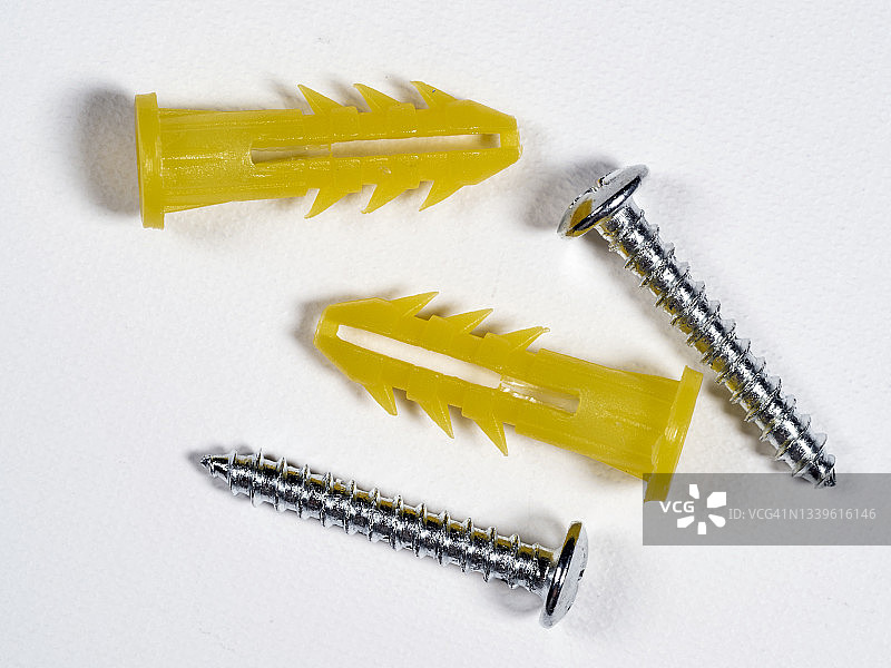 白色背景上的螺栓和螺钉特写图片素材