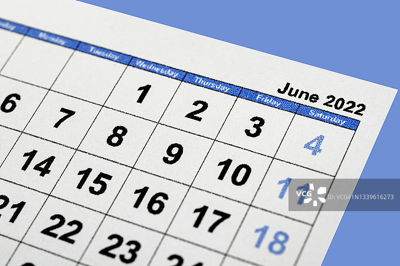 蓝色背景上的2022年6月日历，用于规划和提醒图片素材