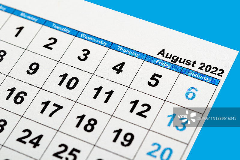 2022年八月日历，用于在蓝色背景上进行规划和提醒图片素材