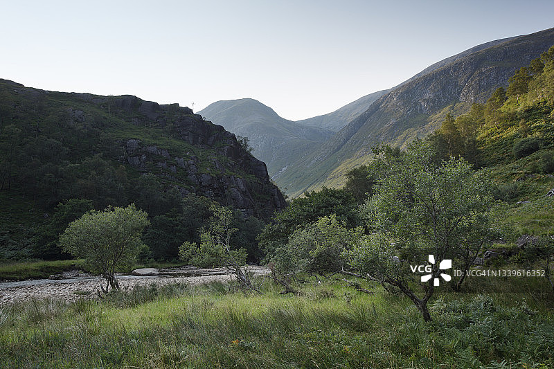 从尼维斯河眺望本尼维斯山，位于上格伦尼维斯山谷图片素材
