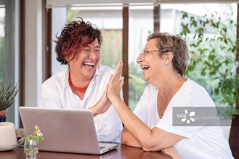 两个朋友高兴地击掌图片素材