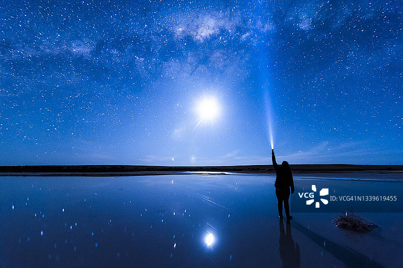 观星者照亮星空与满月图片素材