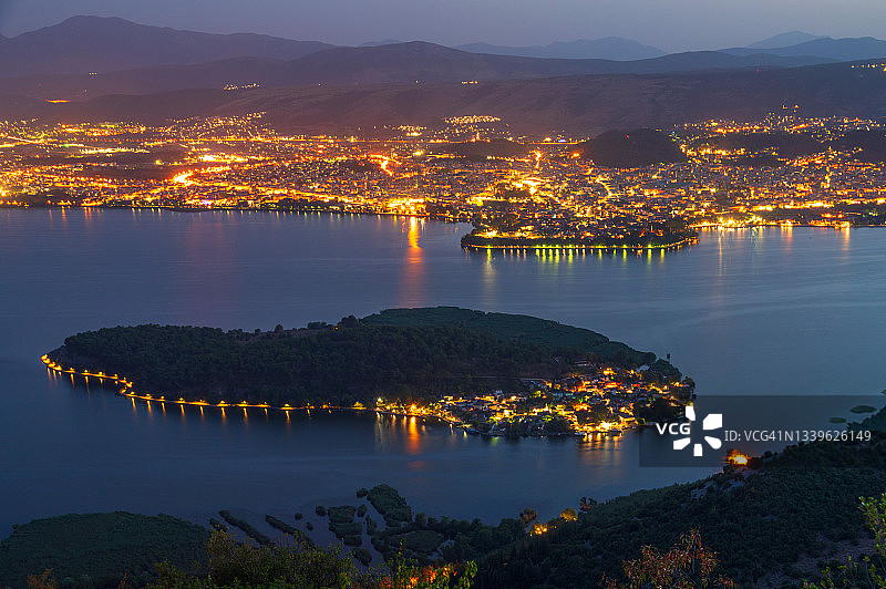 扬沃蒂斯湖中的岛屿与约阿尼纳市图片素材