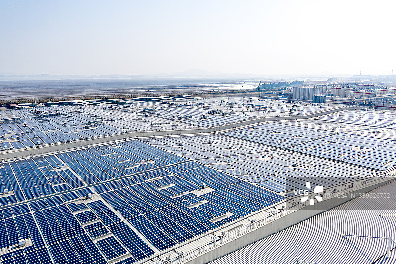 壮观的工厂屋顶上的太阳能发电厂图片素材
