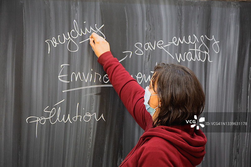 女老师在教室里讲授环境问题图片素材