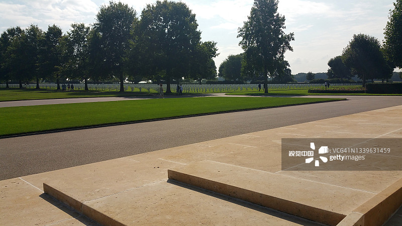 荷兰美军公墓和纪念馆，荣誉庭和失踪者纪念碑，夏季晴天图片素材