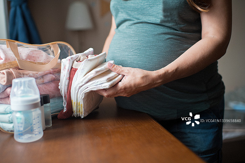 怀孕女人准备住院包图片素材