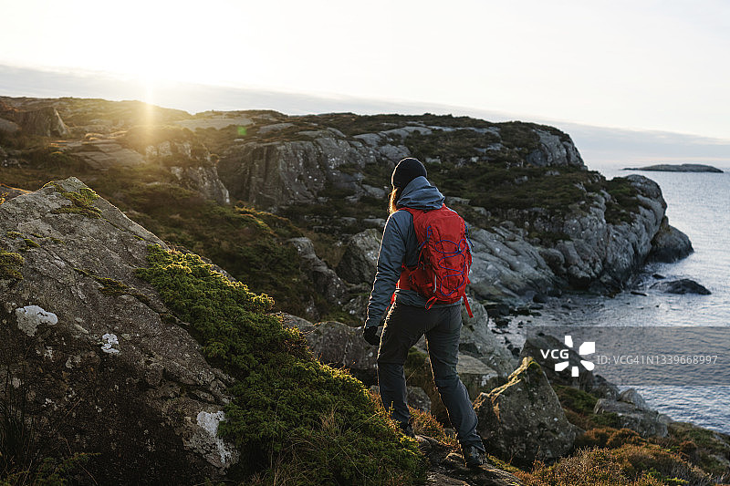 户外探险：在挪威峡湾徒步的女人图片素材