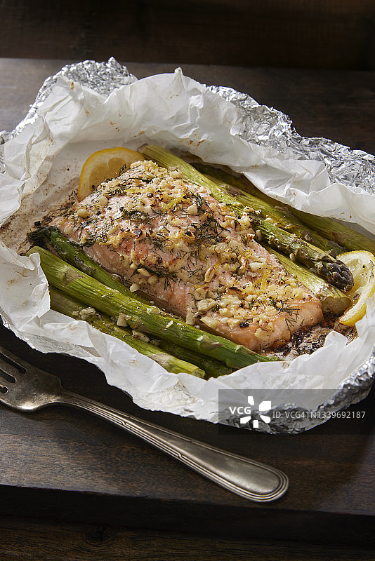 锡纸烤三文鱼图片素材