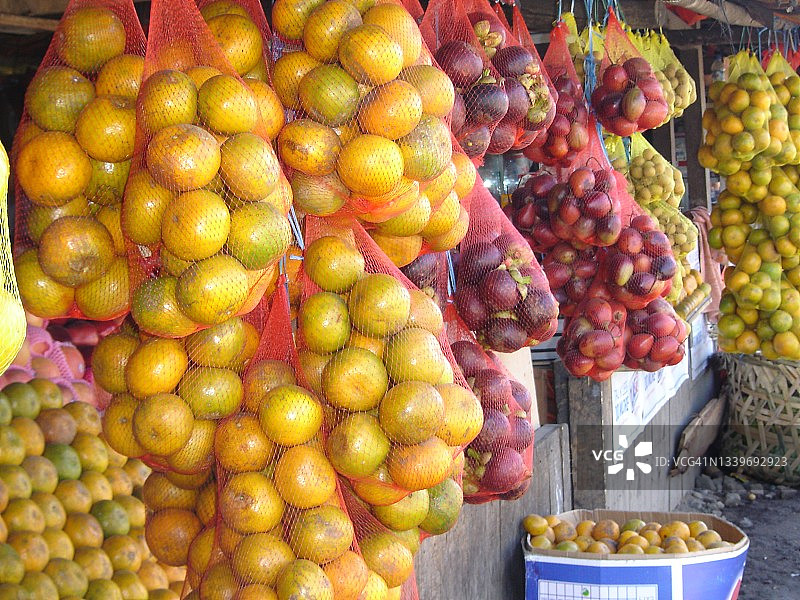 市场摊位上出售的水果图片素材