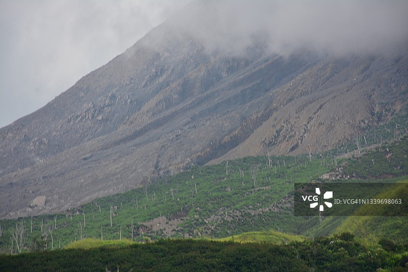 雾气缭绕的锡纳朋火山山坡图片素材