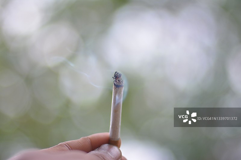 手持香烟的特写图片素材