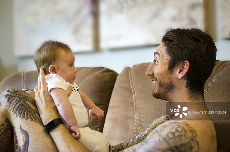 年轻的父亲和婴儿在一起图片素材