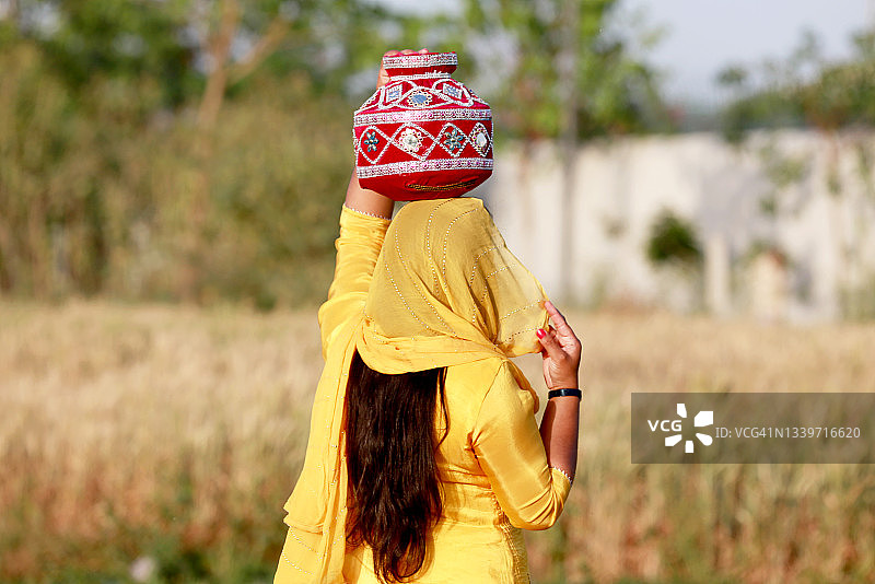 户外手捧泥罐肖像的漂亮女士图片素材