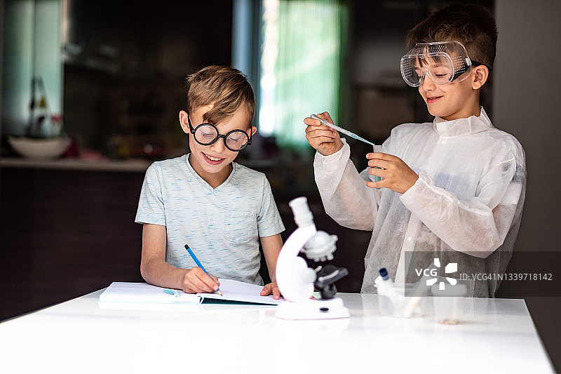 男孩们在家做科学实验图片素材