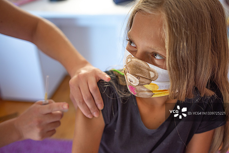 女孩接种疫苗图片素材