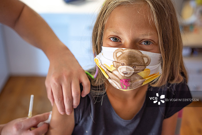 女孩接种疫苗图片素材