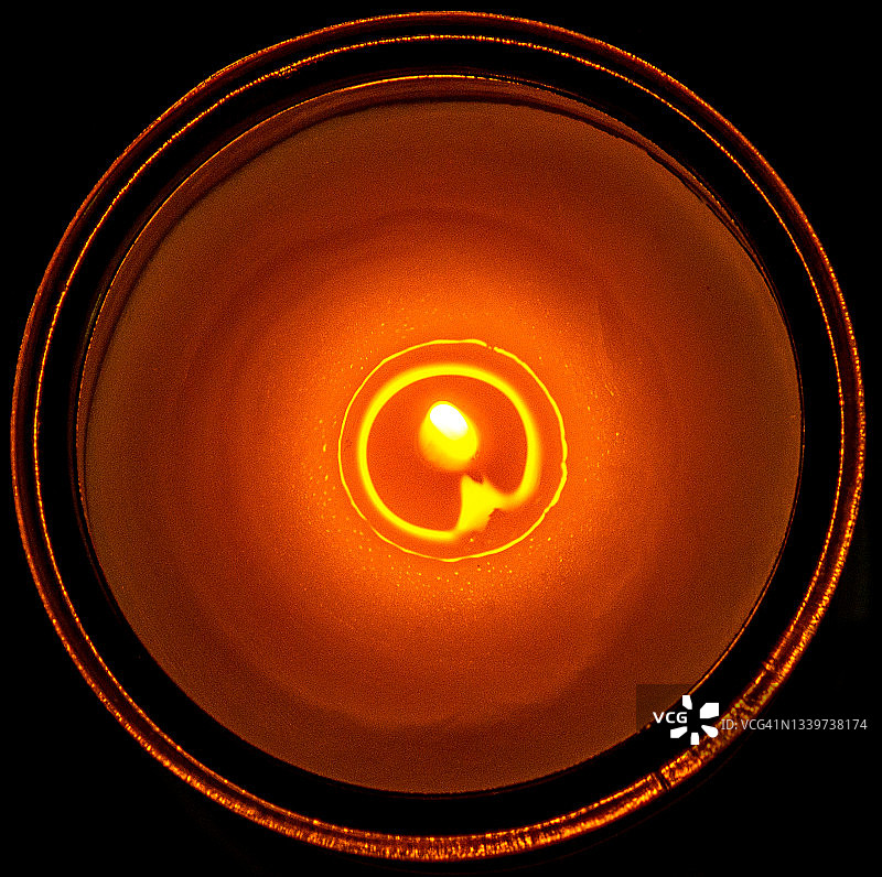 玻璃罐中燃烧的单支蜡烛图片素材